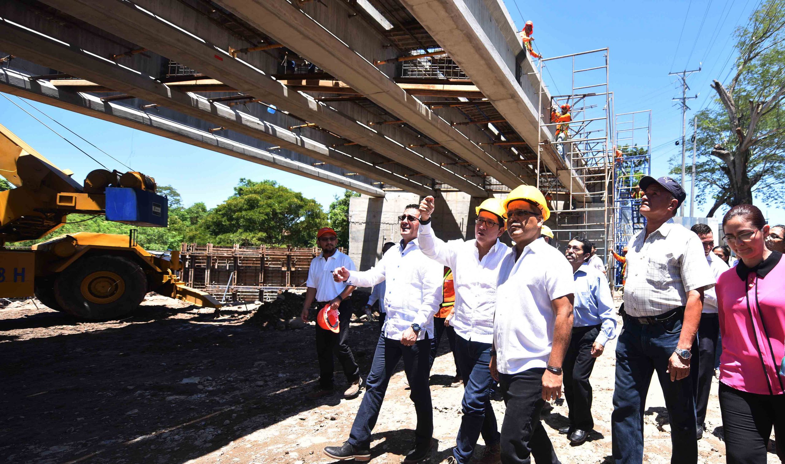 70 % de avances en construcción de puente definitivo sobre Río Motochico, Chalatenango
