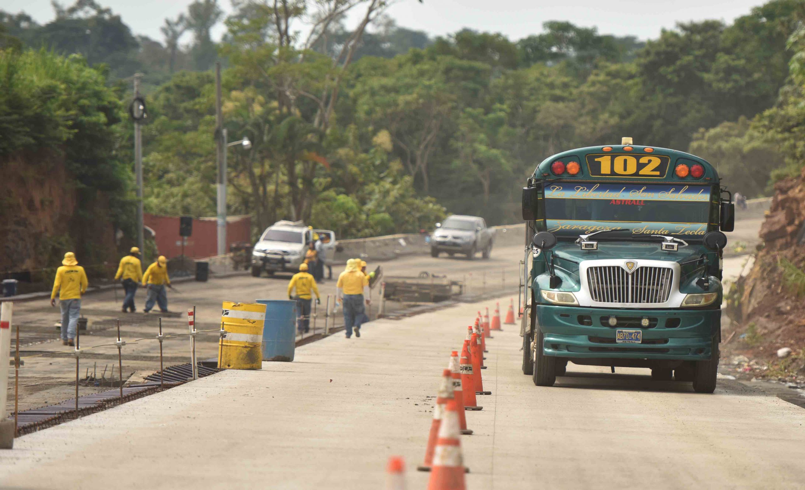 MOP restringe tráfico momentáneamente en Tramo Carretera al Puerto de La Libertad por montaje 2da. pasarela