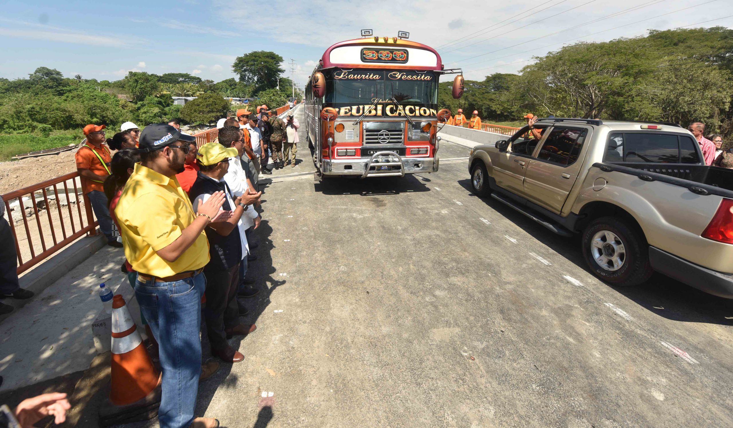 Vicepresidente y autoridades Fovial habilitan paso vehicular en nuevo puente sobre río Motochico