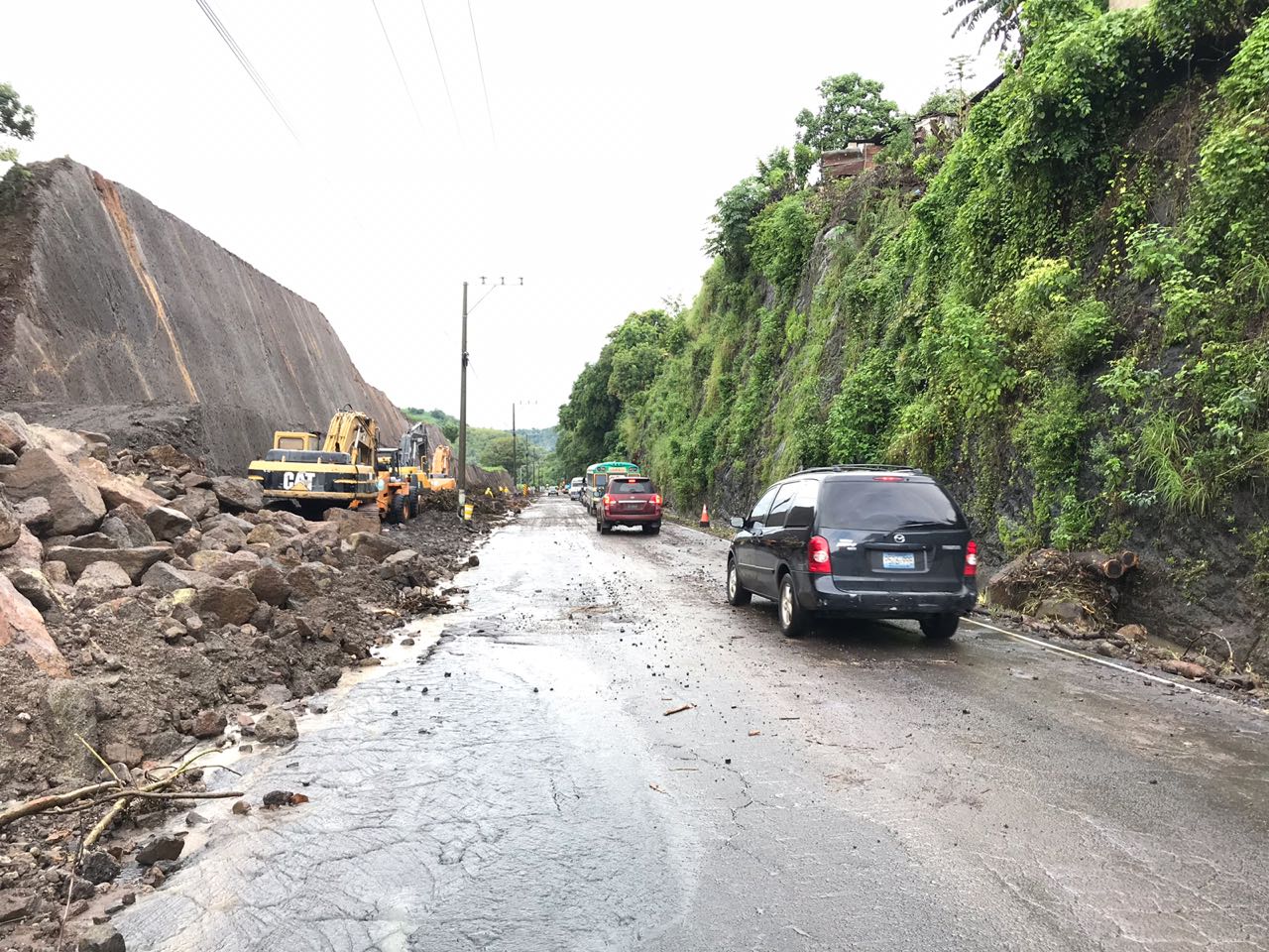 MOP desaloja derrumbes en zona de proyecto Ampliación de Carretera al Puerto de La Libertad, Tramo II