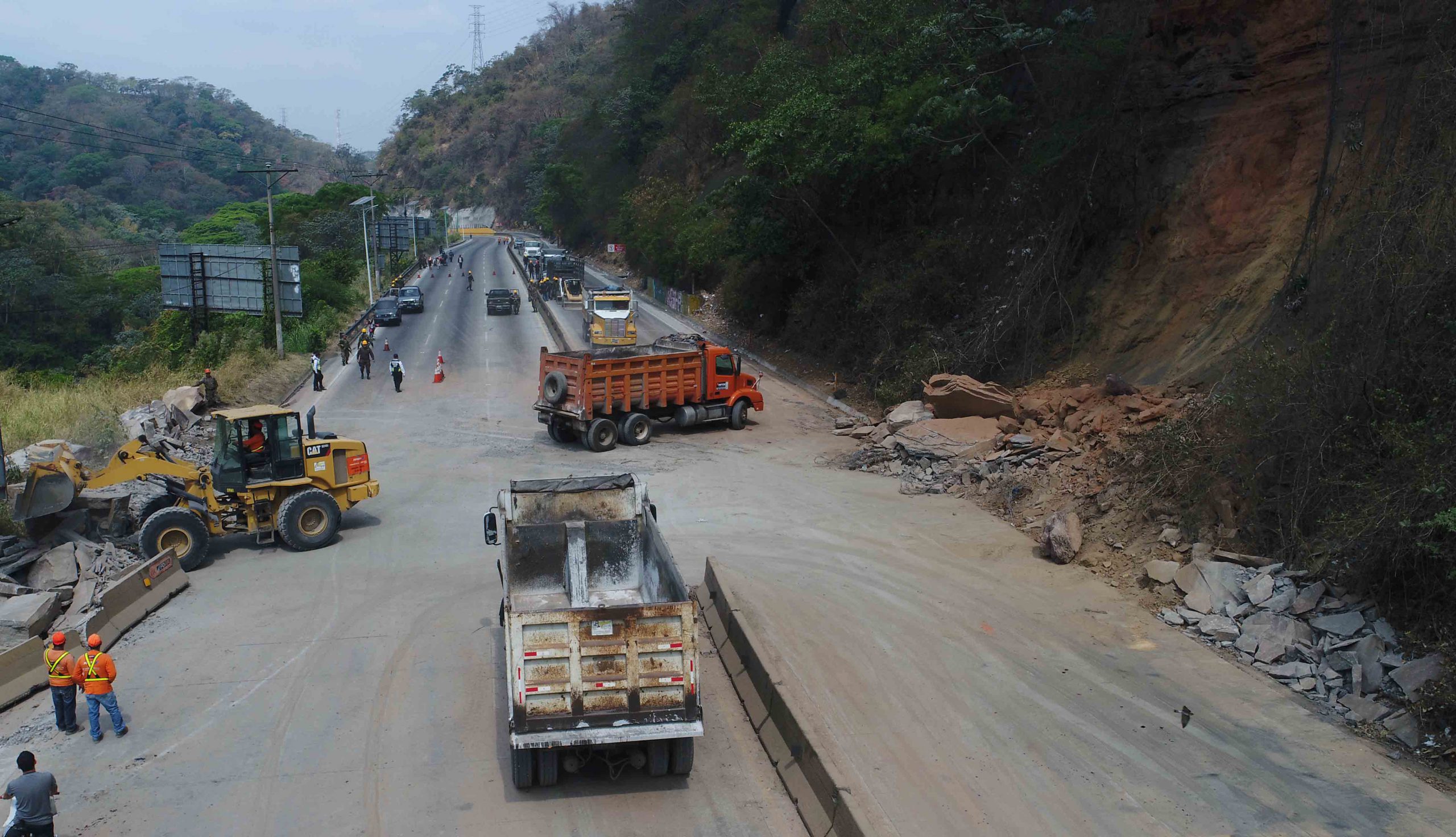 Técnicos de MOP y FOVIAL retiran escombros por desprendimiento de rocas en carretera a Los Chorros