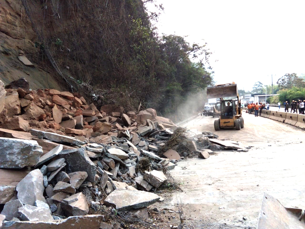 Técnicos de MOP y FOVIAL retiran escombros por desprendimiento de rocas en carretera a Los Chorros