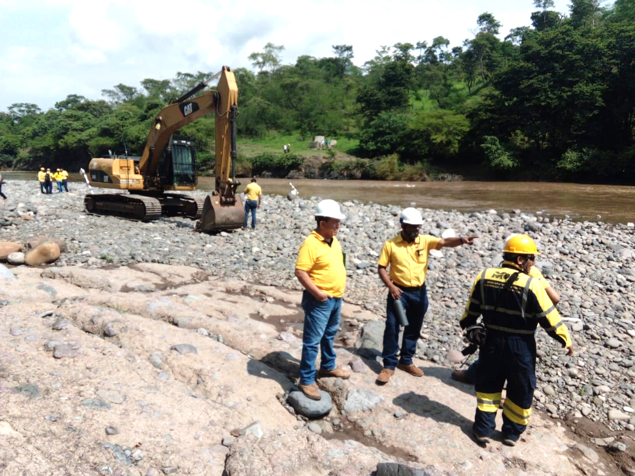 MOP realiza estudios para diseño puente sobre Río Torola, Morazán