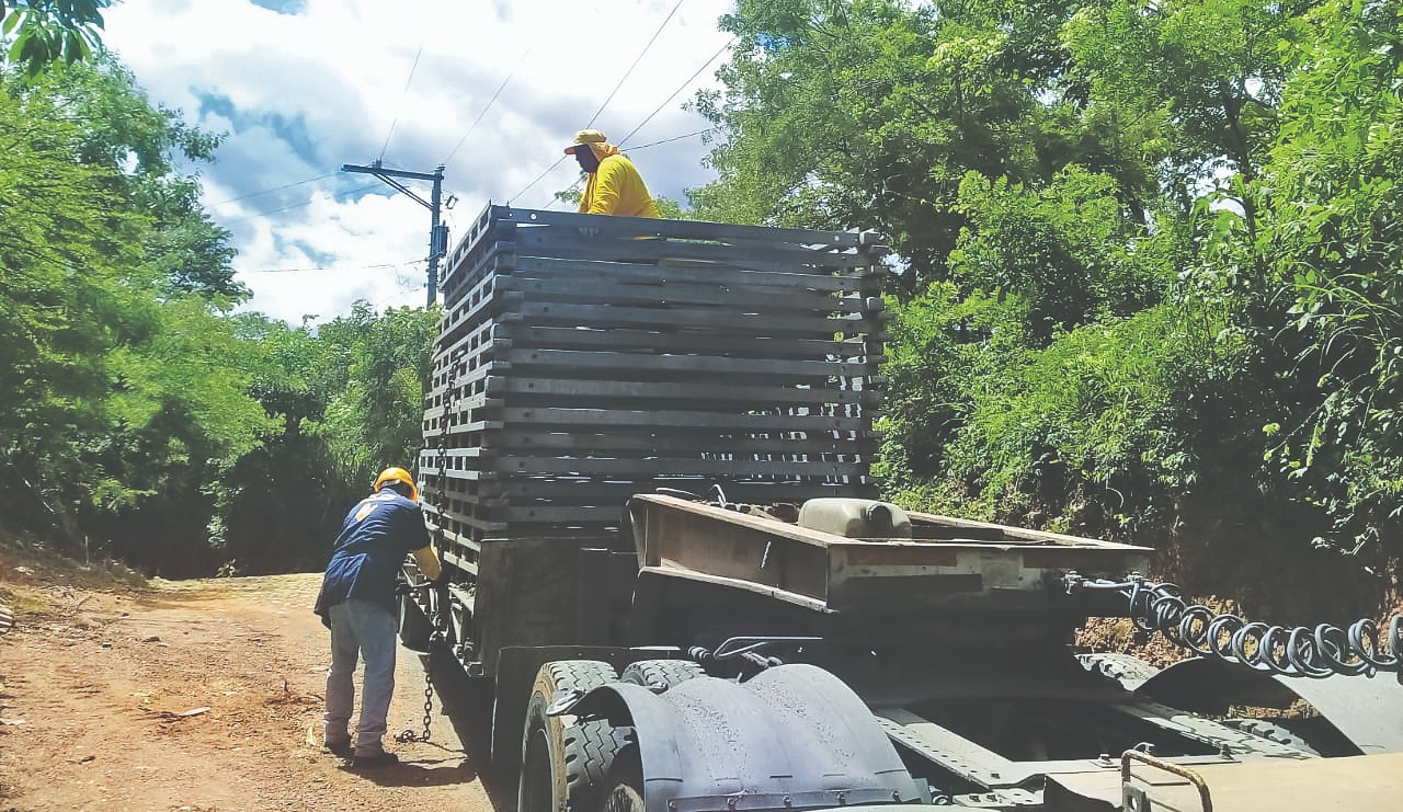 MOP traslada último lote de piezas para la construcción del puente sobre Rio Torola, San Isidro, Morazán