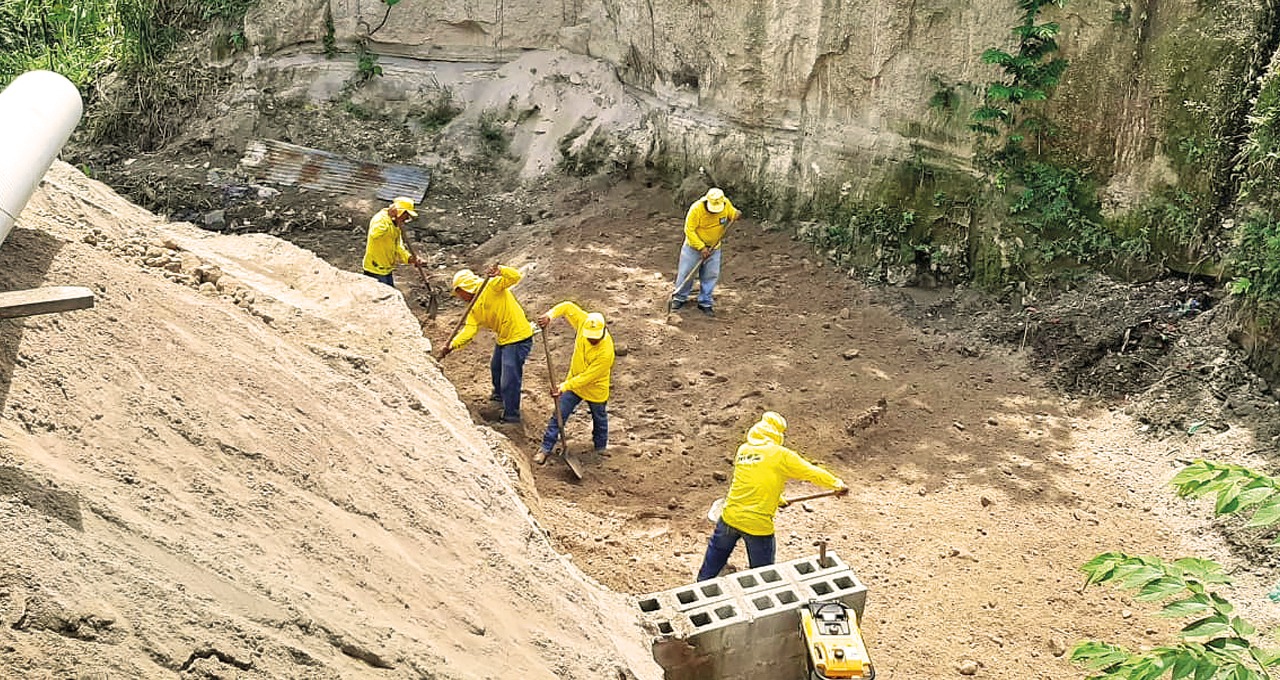 MOP ejecuta obras de protección por cárcava en Colonia Santa Rita 6 Cuscatancingo