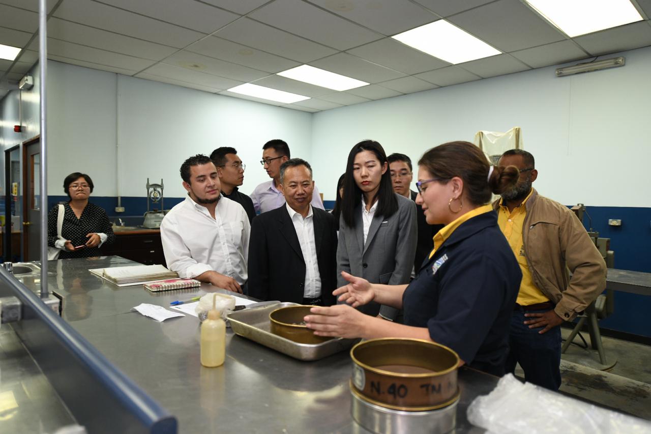 Comitiva de República Popular China visita laboratorio de MOP