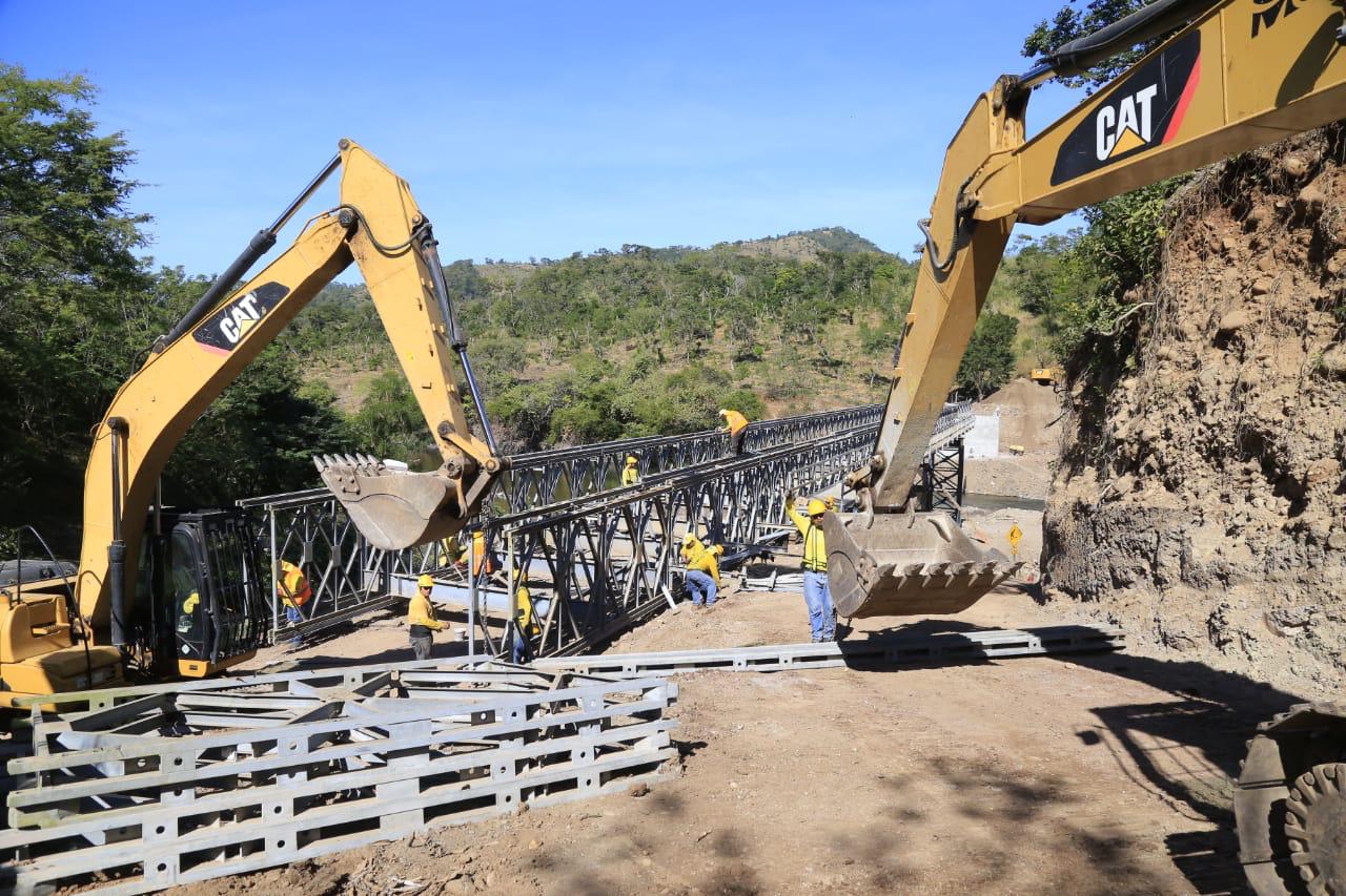 MOP avanza en montaje puente metálico sobre Río Torola, Morazán