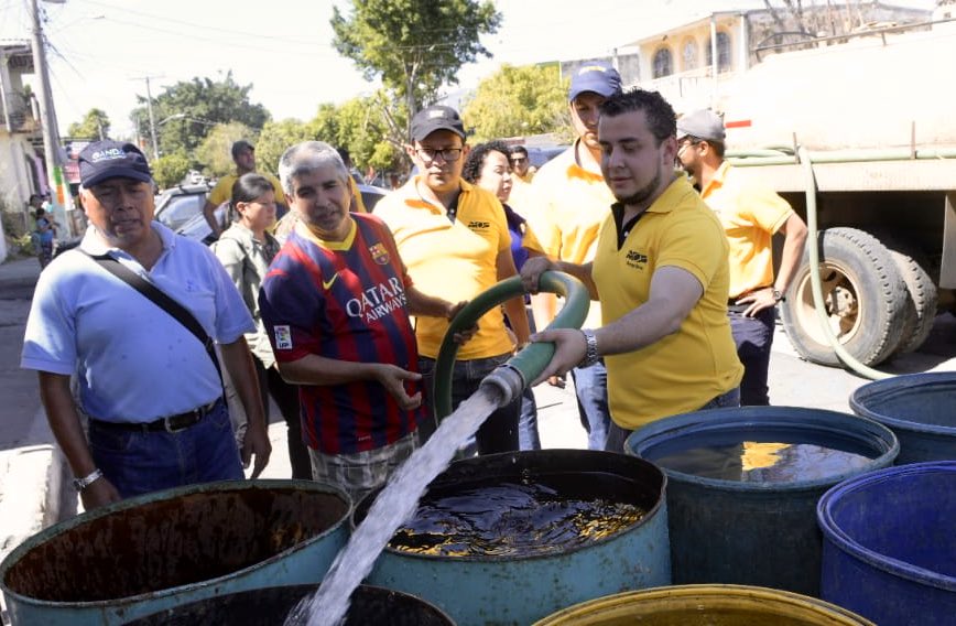 Continuamos apoyando abastecimiento de agua dentro de plan de contingencia en diferentes puntos de San Salvador 
