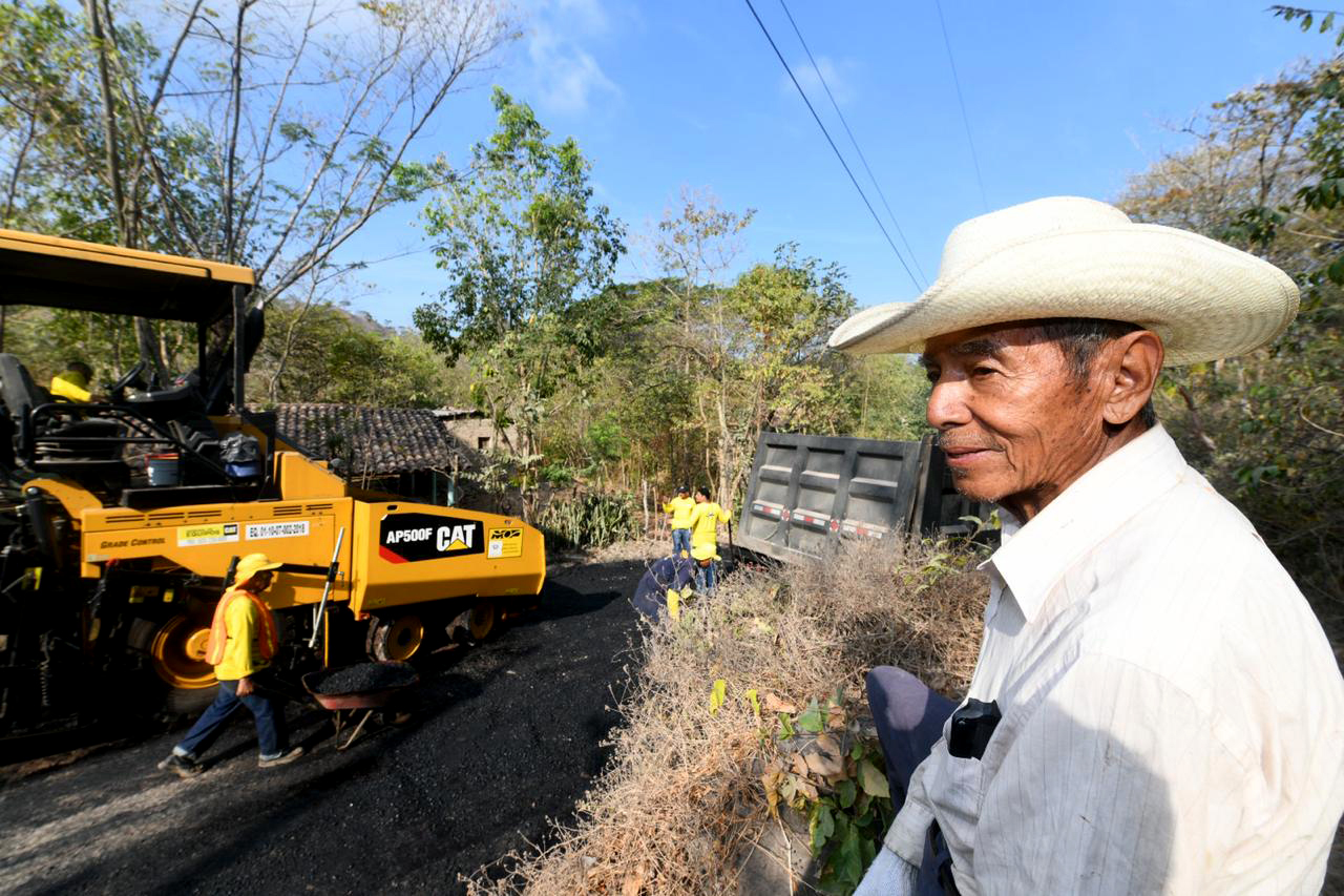 65% de avance en pavimentación de tres kilómetros de calle en Cantón San José, Chalatenango