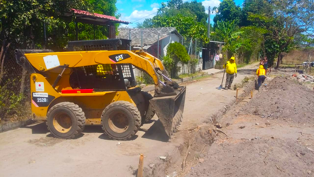 MOP pavimenta y construye sistema de drenajes en calle de acceso a Caserío Garcitas, El Paisnal, San Salvador