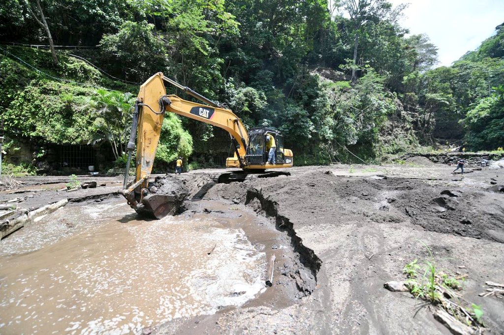 MOP realiza limpieza de material azolvado en piscinas de Turicentro Los Chorros, Lourdes, Colón, La Libertad